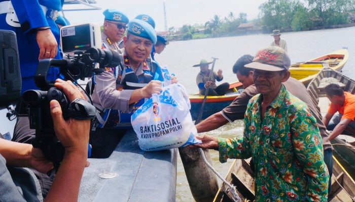 Dengan Kapal Ditpolairud, Karo Provoost Div Propam Polri Susuri Sungai Musi Berbagi Sembako ke Nelayan dan Masyarakat