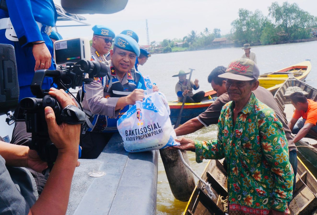 Dengan Kapal Ditpolairud, Karo Provoost Div Propam Polri Susuri Sungai Musi Berbagi Sembako ke Nelayan dan Masyarakat