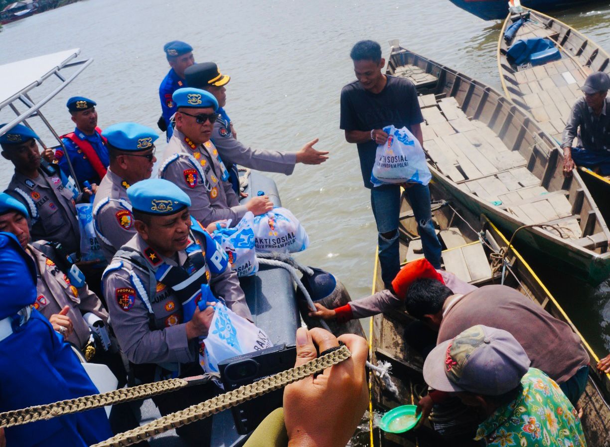 Dengan Kapal Ditpolairud, Karo Provoost Div Propam Polri Susuri Sungai Musi Berbagi Sembako ke Nelayan dan Masyarakat