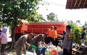 Polsek Serang Baru dan Dinas Lingkungan Hidup Kab Bekasi Distribusikan Air Bersih untuk Warga Cilangkara