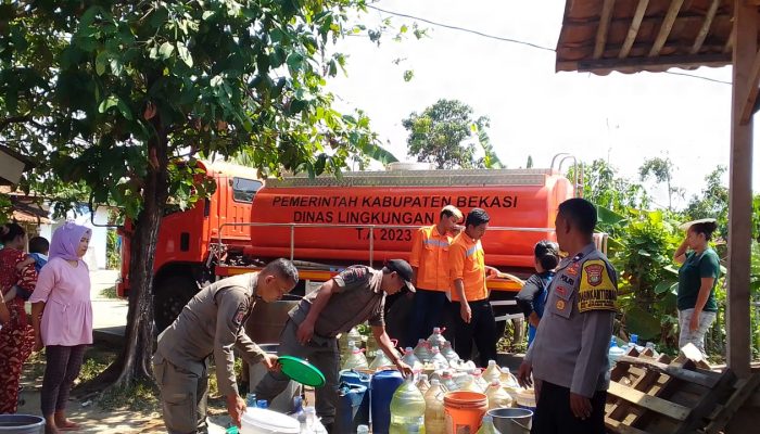 Polsek Serang Baru dan Dinas Lingkungan Hidup Kab Bekasi Distribusikan Air Bersih untuk Warga Cilangkara