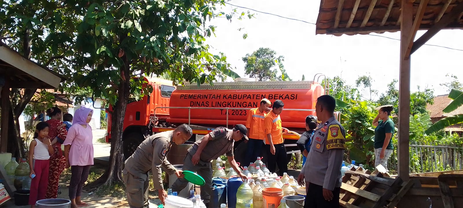 Polsek Serang Baru dan Dinas Lingkungan Hidup Kab Bekasi Distribusikan Air Bersih untuk Warga Cilangkara