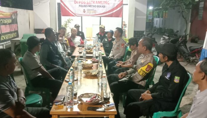 Kapolsek Cibarusah Ajak Warga Perumahan Bagasasi Tingkatkan Kamtibmas Melalui Silaturahmi dan Ngopi Kamtibmas