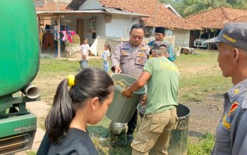 Polsek Serang Baru Kembali Distribusikan Air di Desa Nagacipta