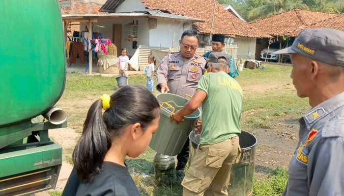 Polsek Serang Baru Kembali Distribusikan Air di Desa Nagacipta