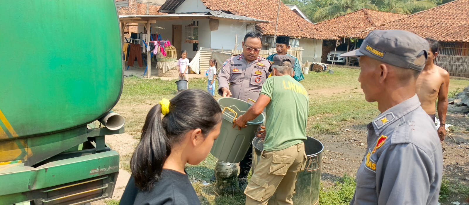 Polsek Serang Baru Kembali Distribusikan Air di Desa Nagacipta