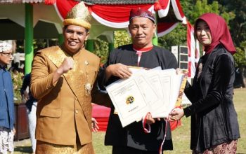 Zubaidi, A.Ptnh., M.Si., QRMP. secara resmi menyerahkan sertifikat elektronik aset Pemkab Bondowoso kepada PJ Bupati Bondowoso