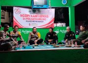 Kasat Lantas Polres Metro Bekasi Ngopi Bareng Anggota Polsek Serang Baru dan Warga Bahas Kamtibmas