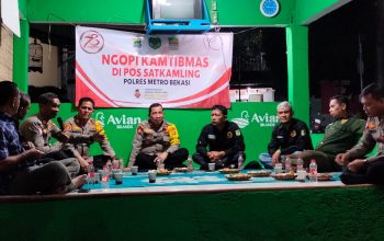 Kasat Lantas Polres Metro Bekasi Ngopi Bareng Anggota Polsek Serang Baru dan Warga Bahas Kamtibmas