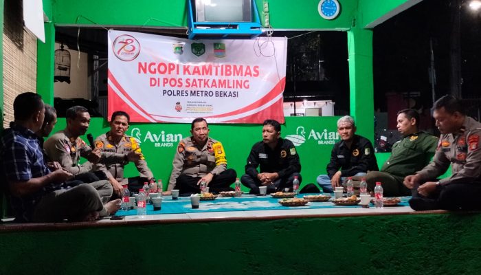 Kasat Lantas Polres Metro Bekasi Ngopi Bareng Anggota Polsek Serang Baru dan Warga Bahas Kamtibmas