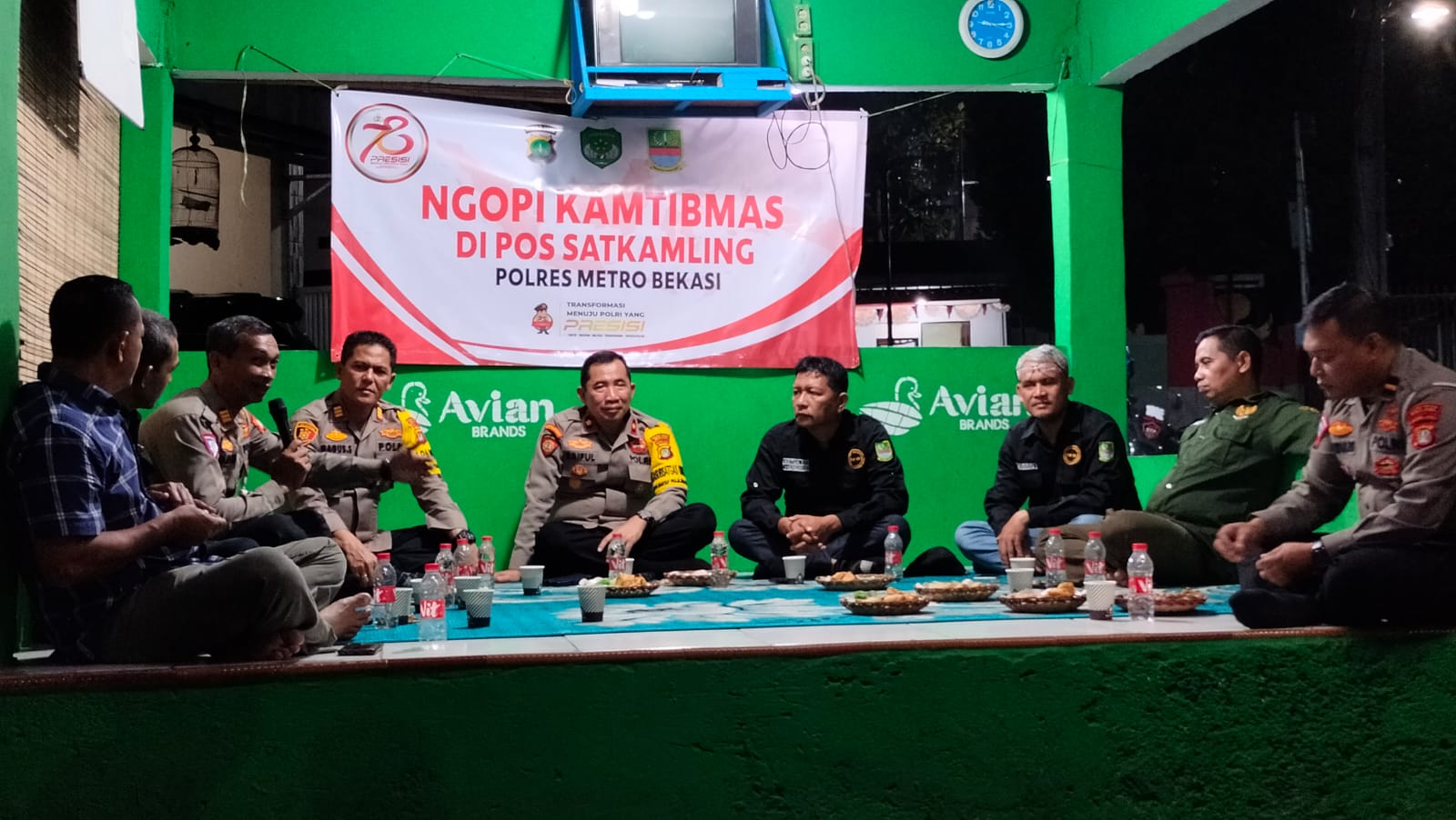 Kasat Lantas Polres Metro Bekasi Ngopi Bareng Anggota Polsek Serang Baru dan Warga Bahas Kamtibmas