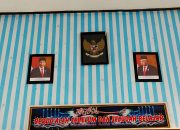 Miris!!! Poto Peresiden Dan Wakil Presiden di Tempel Diruangan Sekolah Dengan Lakban, Apakan BOSP tidak Cukup.?