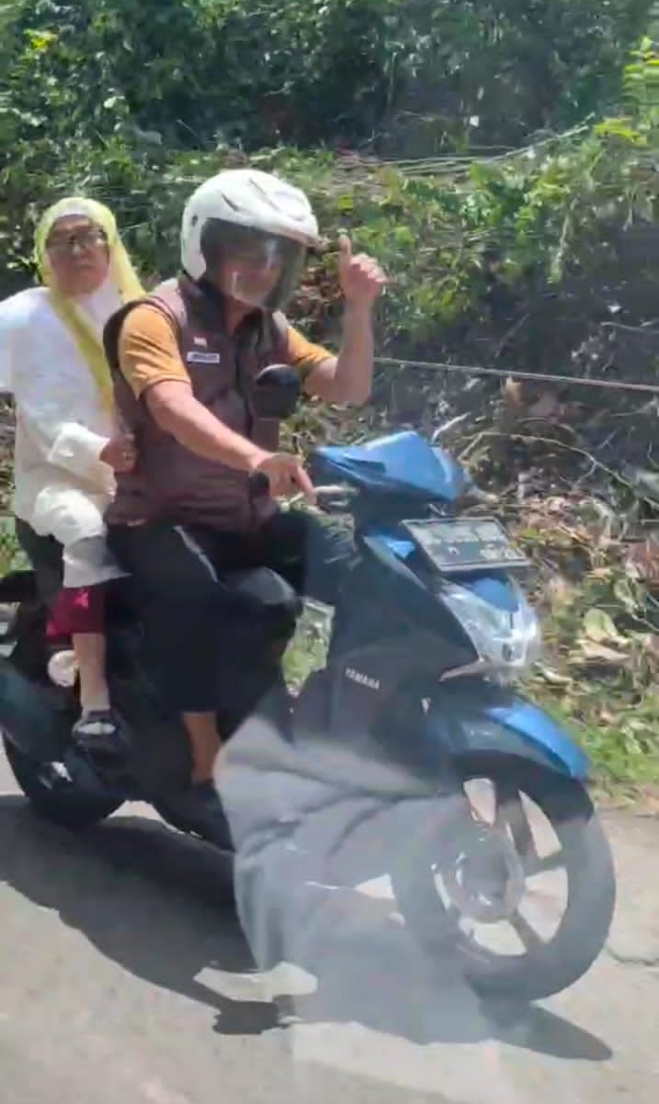 Tekad Herdiyanto Salah satu Kader PKB Naik Sepeda Motor,Bonceng Ibunya Untuk Pelantikan Jadi DPRD