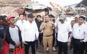 Menteri Sosial Saifullah Yusuf Turun Langsung Salurkan Bantuan Warga di Bantar Gebang Bekasi