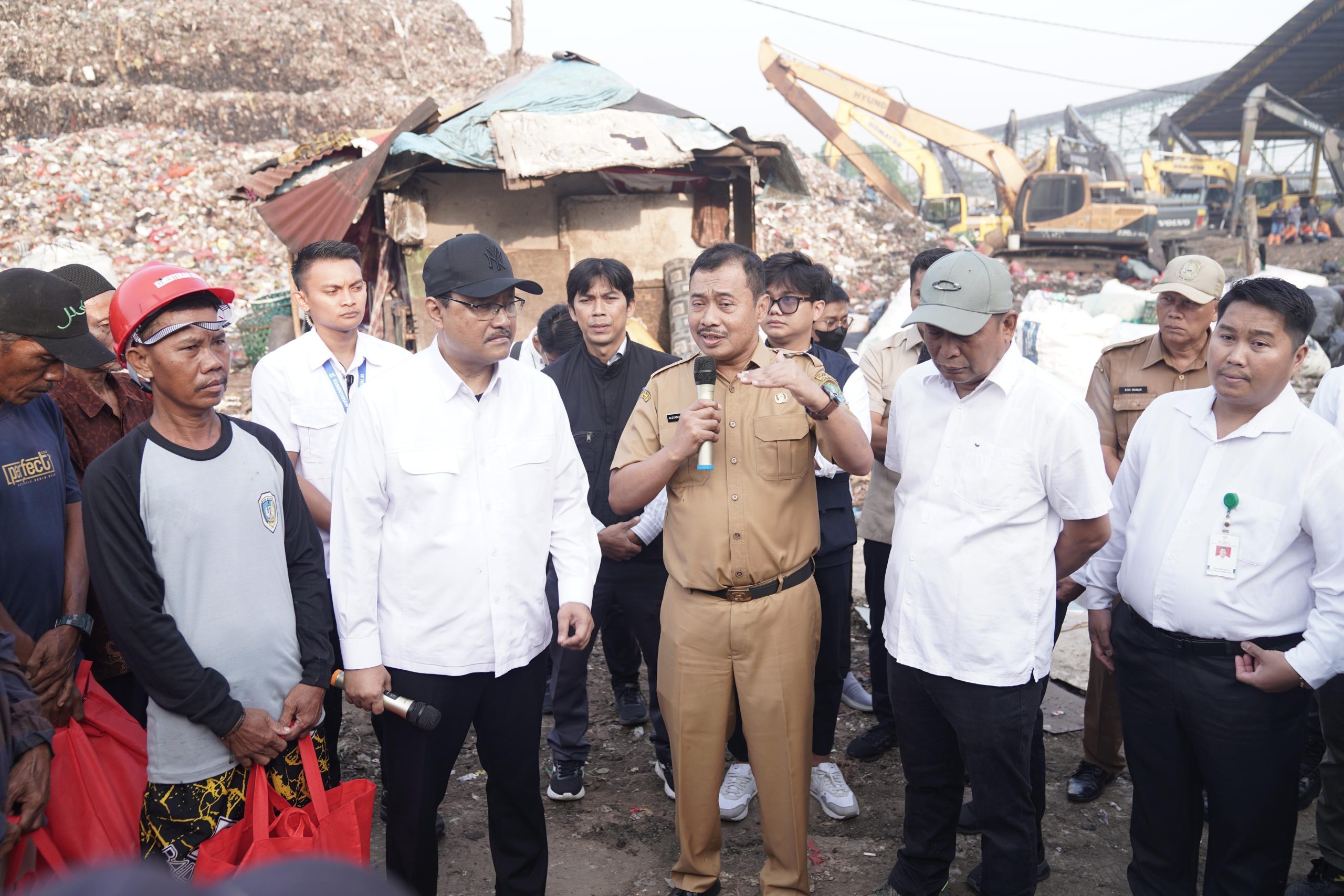 Menteri Sosial Saifullah Yusuf Turun Langsung Salurkan Bantuan Warga di Bantar Gebang Bekasi