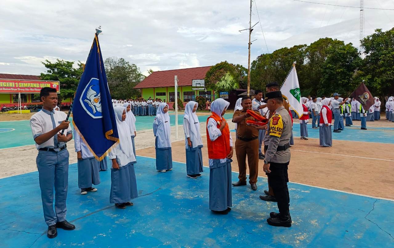 Pimpin Upacara di SMA Negeri 1 Simpang Ulim, Kapolsek Simpang Ulim Kukuhkan Patroli Keamanan Sekolah