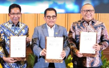 Peringatan HANTARU 2024, Menteri AHY Ungkap 117,9 Juta Bidang Tanah Telah Terdaftar, Beri Nilai Tambah Ekonomi Rp6.721 Triliun Jakarta - Pada Upacara Peringatan Hari Agraria dan Tata Ruang (HANTARU) yang dilangsungkan Selasa (24/09/2024), Menteri Agraria dan Tata Ruang/Kepala Badan Pertanahan Nasional (ATR/BPN), Agus Harimurti Yudhoyono (AHY) selaku inspektur upacara mengungkapkan sejumlah capaian program kerja, salah satunya Pendaftaran Tanah Sistematis Lengkap (PTSL). Hingga September 2024, Kementerian ATR/BPN telah mampu mendaftarkan 117,9 juta bidang tanah dengan menghasilkan penambahan nilai ekonomi sebesar Rp6.721 triliun. "Alhamdulillah, kita mampu melakukan akselerasi pendaftaran tanah, dari yang semula capaian berjumlah 46 juta bidang tanah terdaftar pada tahun 2017, menjadi 117,9 juta bidang tanah terdaftar hingga bulan September 2024 ini atau naik 250% dalam tujuh tahun terakhir," ungkap Menteri AHY dalam amanatnya. Diketahui, program PTSL yang sudah dijalankan dari tahun 2017 ini menyumbang pertambahan nilai ekonomi masyarakat dari perputaran nilai yang dihasilkan melalui Pajak Penghasilan (PPh), Bea Perolehan Hak Atas Tanah dan Bangunan (BPHTB), Penerimaan Negara Bukan Pajak (PNBP), dan Hak Tanggungan. "Tentunya, nilai tambah ini kita harapkan dapat memberikan kontribusi positif bagi iklim usaha di Indonesia dengan tujuan bersama, yaitu untuk menyejahterakan masyarakat Indonesia," terang Menteri AHY. Dengan terus meningkatnya jumlah tanah terdaftar, artinya jumlah Kabupaten/Kota Lengkap juga terus meningkat. Hingga saat ini, sebanyak 33 kabupaten/kota telah dinyatakan sebagai Kabupaten/Kota Lengkap. Suatu kabupaten/kota dapat dikatakan lengkap apabila seluruh bidang tanah telah terpetakan dan lengkap secara spasial, no gap, no overlap. "Dengan status itu, pemerintah daerah dapat memanfaatkan peta Kabupaten/Kota Lengkap tersebut, untuk menjadi dasar atau _baseline_ dalam merencanakan pembangunan daerah serta pembentukan kebijakan ke depannya," ujar Menteri AHY. "Untuk itu, kita berharap, agar pemerintah daerah, baik provinsi maupun kabupaten/kota, dapat terus mendukung Kementerian ATR/BPN dalam pelaksanaan pendaftaran tanah. Tidak hanya melalui PTSL, tetapi juga mencakup sertipikasi aset Barang Milik Negara/Barang Milik Daerah untuk terwujudnya pemerintahan yang bersih dan baik, Good and Clean Governance," pungkas Menteri ATR/Kepala BPN. Upacara Peringatan HANTARU setiap tahunnya dilaksanakan dalam rangka memperingati Hari Lahir Undang-Undang Pokok Agraria (UUPA). Tahun ini, peringatan HANTARU mengusung tema "Semangat HANTARU, Pembangunan Berkelanjutan Menuju Indonesia Emas 2045" sejalan dengan visi besar bangsa Indonesia. Turut mengikuti Upacara Peringatan HANTARU 2024, seluruh Pejabat Pimpinan Tinggi Madya dan Pratama Kementerian ATR/BPN; undangan yang hadir dari mitra Kementerian ATR/BPN; para purnabakti yang menerima penghargaan; dan seluruh jajaran di lingkungan Kementerian ATR/BPN.