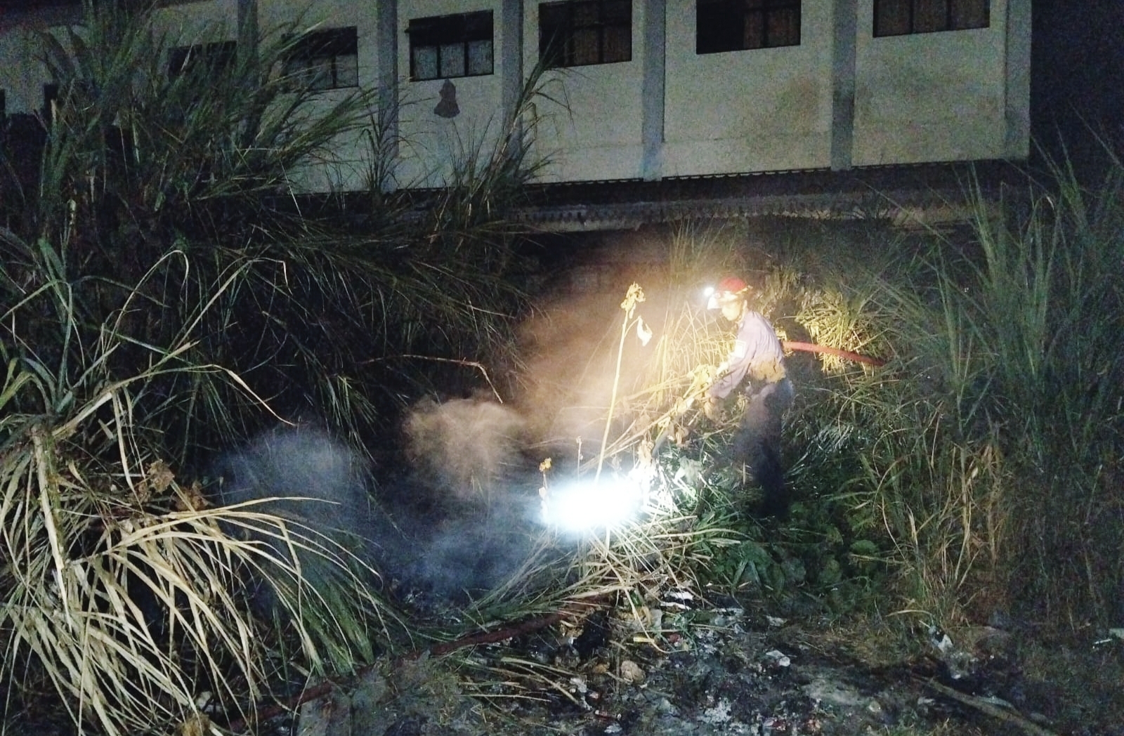 Diduga Akibat Bakar Sampah, Lahan Kosong Dekat SDN 01 Sindangmulya Terbakar dan Menjalar Habiskan Bangunan Kantin