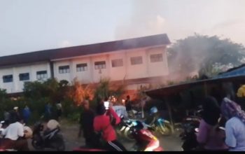 Diduga Akibat Bakar Sampah, Lahan Kosong Dekat SDN 01 Sindangmulya Terbakar dan Menjalar Habiskan Bangunan Kantin