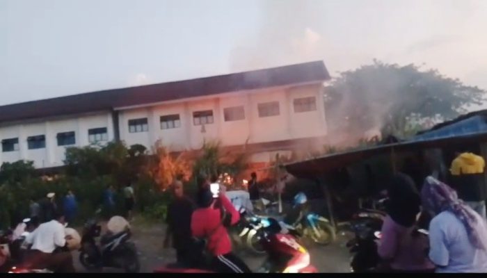 Diduga Akibat Bakar Sampah, Lahan Kosong Dekat SDN 01 Sindangmulya Terbakar dan Menjalar Habiskan Bangunan Kantin