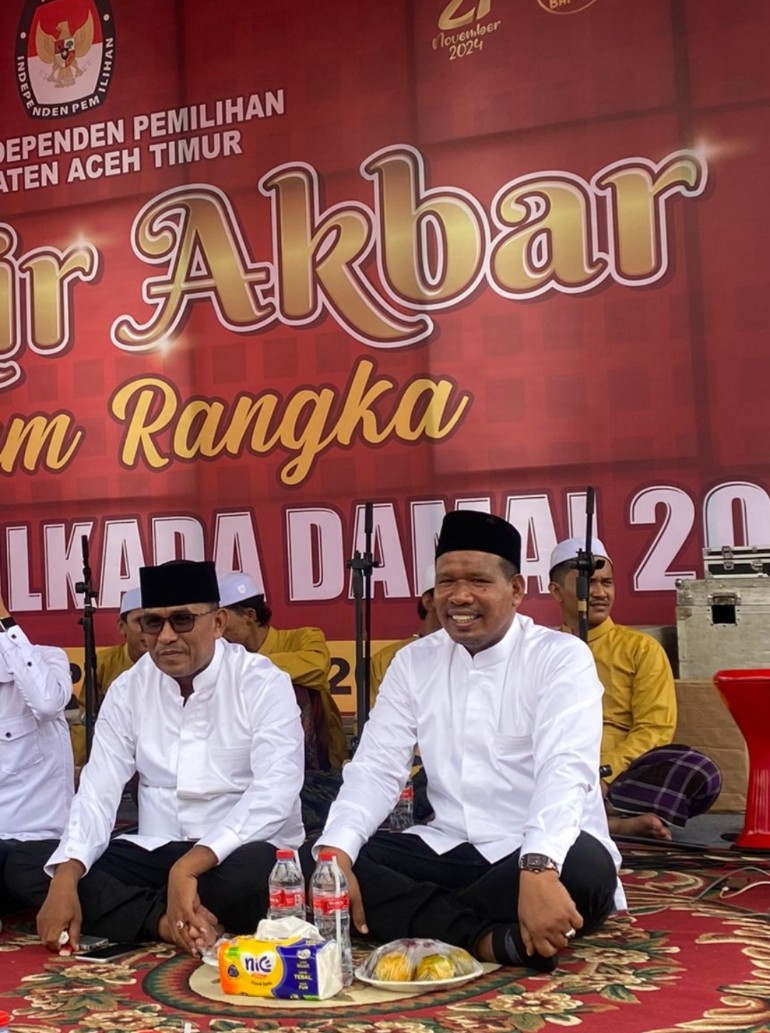 Kompak Berbaju Putih, Pasangan SAH Hadiri Zikir Akbar Pemilu Damai