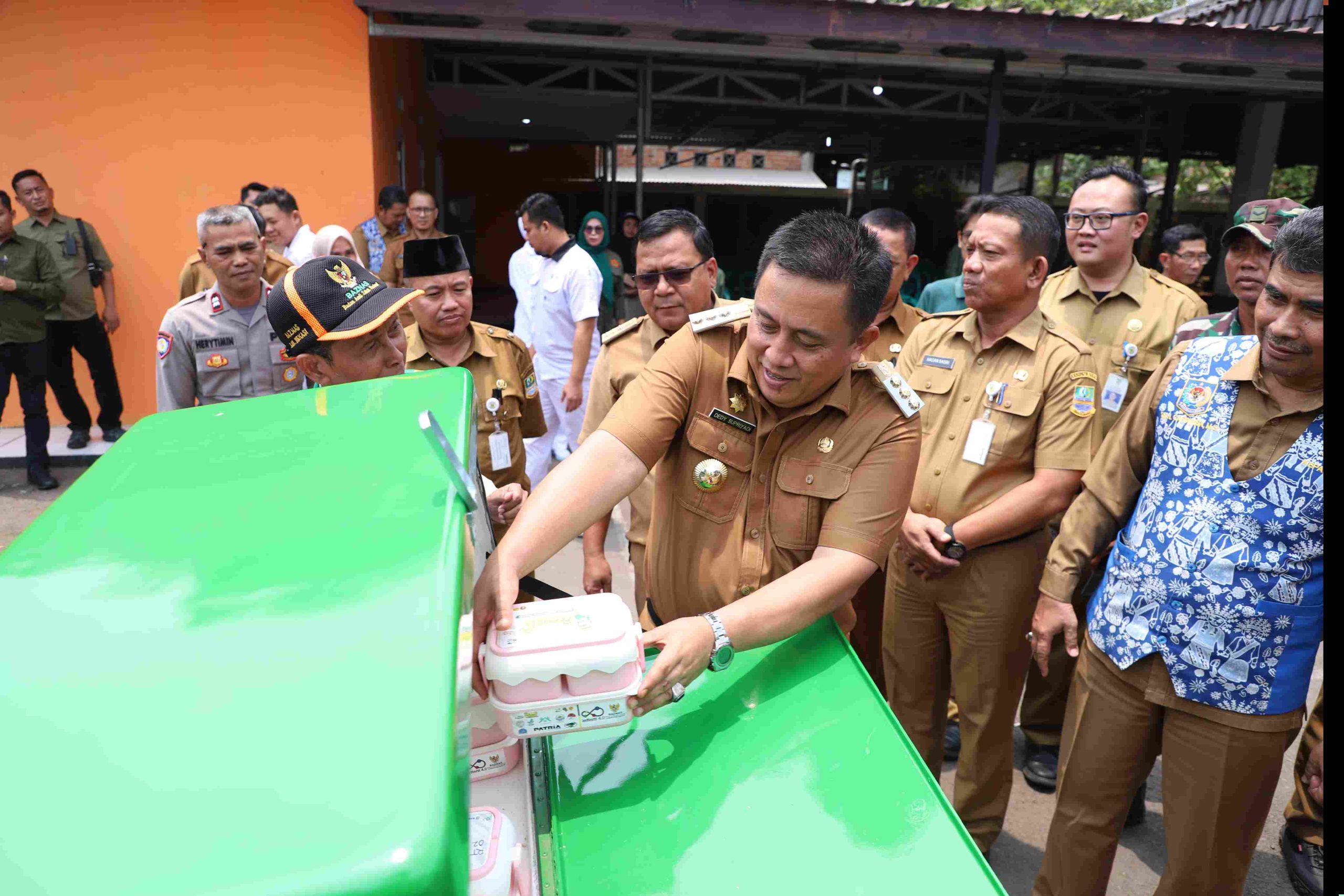 Salurkan 122.440 Rantang, Program Bekasi Permata dan Bekasi Bening Hadir di Desa Wanajaya Cibitung