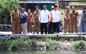 Pj Bupati Bekasi Dedy Supriyadi Tinjau Normalisasi Kali Cilemahabang