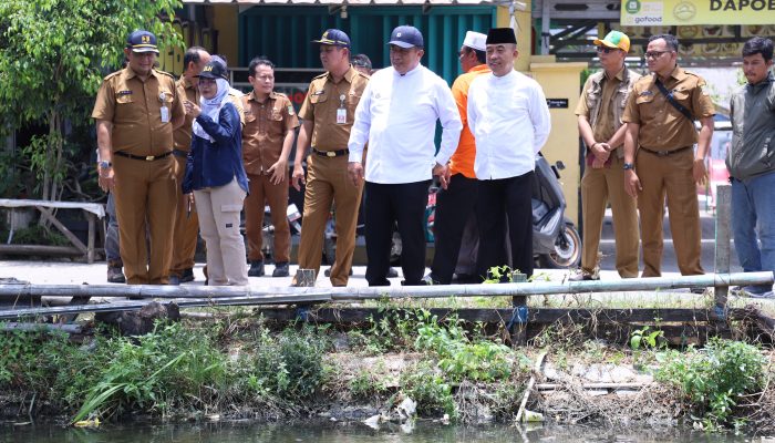 Pj Bupati Bekasi Dedy Supriyadi Tinjau Normalisasi Kali Cilemahabang