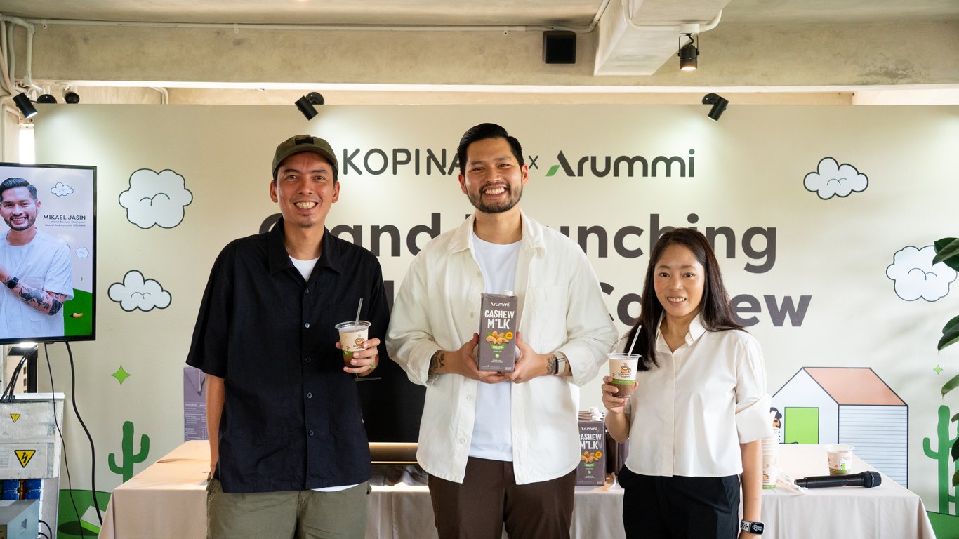 Bar Takeover pada acara launching kolaborasi Arummi Foods dan Kopi Nako. Kiri-Kanan: Robert Wanasida,  salah satu Founder Kopi Nako sekaligus Chief Marketing Officer -  Mikael Jasin, World Barista Championship 2024 - Nacitta Kanyandara, CEO Arummi Foods.