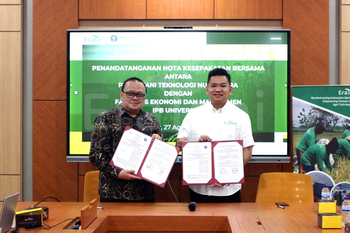 Kiri - kanan; Dr. Irfan Syauqi Beik, SP, MSc.Ec (Dekan Fakultas Ekonomi dan Manajemen IPB University), Andrew Soeherman (CEO Eratani)