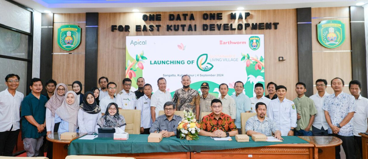 Perwakilan dari berbagai elemen mulai dari Pemerintah Kabupaten Kutai Timur dan perangkat serta aparatut desa, organisasi nonprofit mitra pembangunan, perusahaan, dan berbagai elemen lainnya pada peluncuran program Sustainable Living Village. (04/09/2024) 