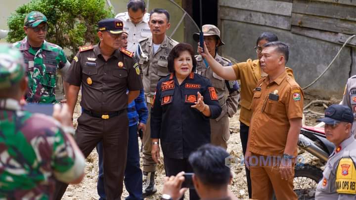 Bupati Karo Meninjau Langsung Desa Ketawaren Terdampak Tanah Longsor