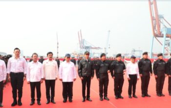 Bersama Presiden RI, Menteri AHY Peroleh Brevet Kehormatan Hiu Kencana dari TNI AL