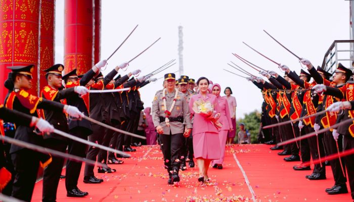 Dilepas Dengan Tradisi Pedang Pora, Komjen A Rachmad Wibowo dan Istri Tak Kuasa Meneteskan Air Mata