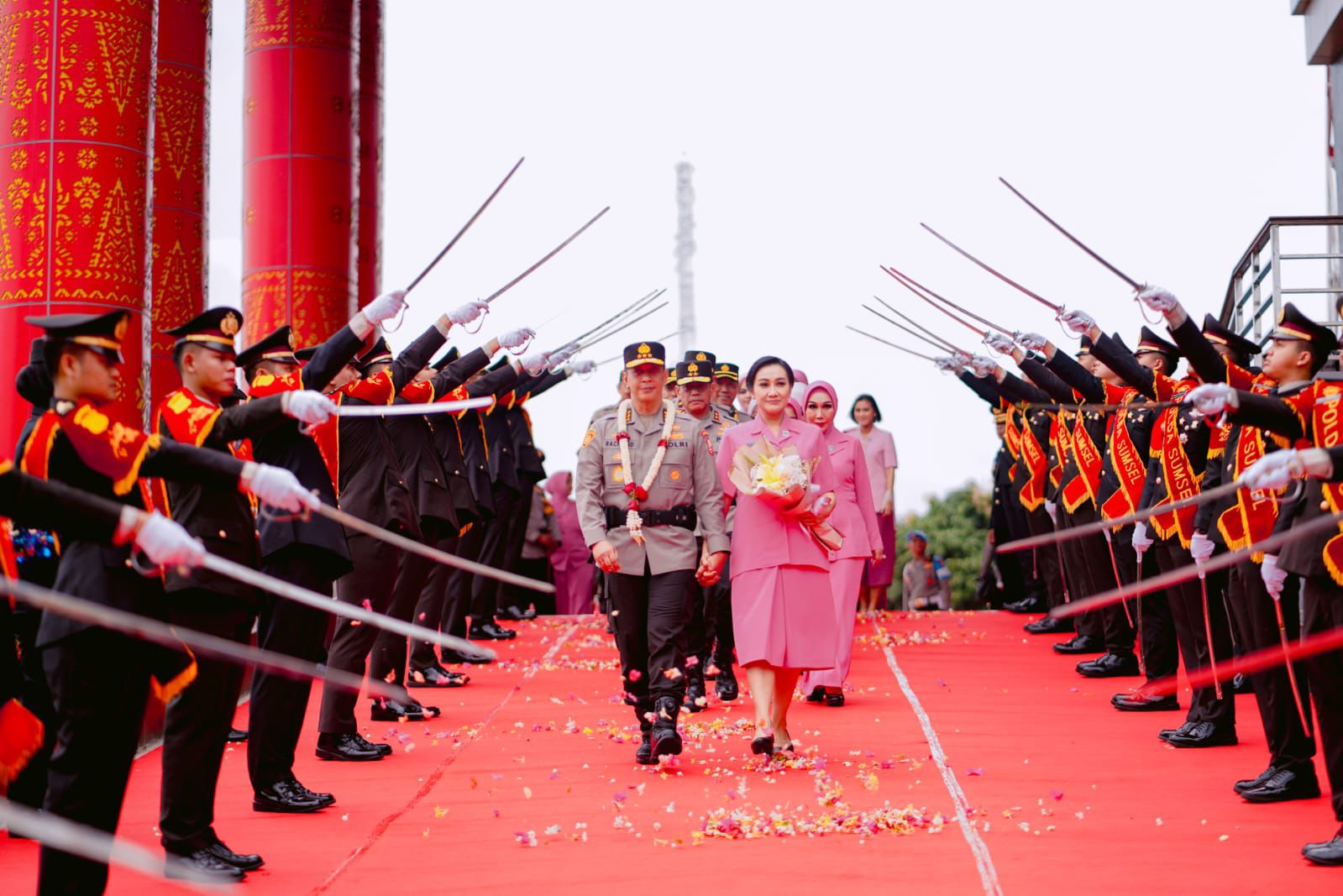 Dilepas Dengan Tradisi Pedang Pora, Komjen A Rachmad Wibowo dan Istri Tak Kuasa Meneteskan Air Mata