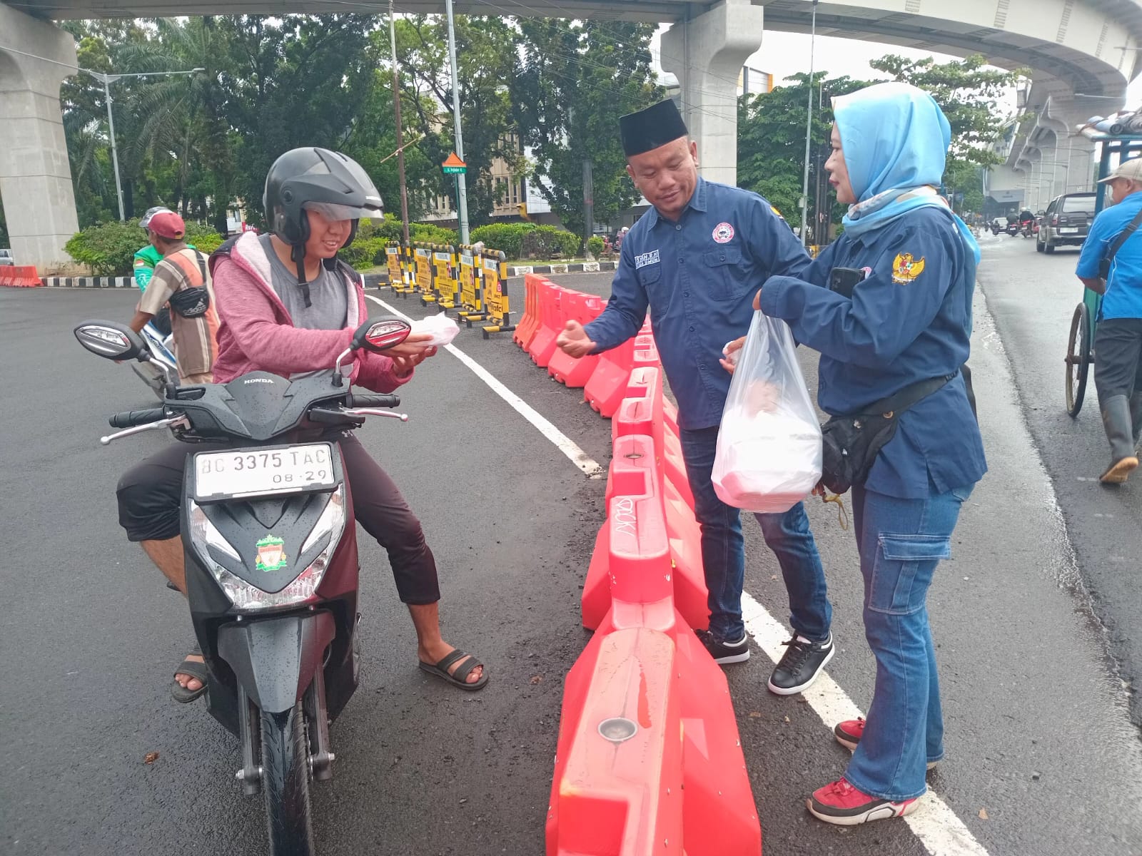 HUT TNI Ke-79, Pengurus DPP P3S Tabur Bunga di TMP Ksatria Ksetra Siguntang Lanjut Jumat Barokah Disimpang 5 DPRD Provinsi Sumsel