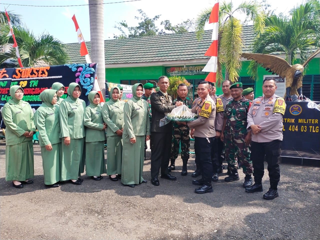 Dalam Rangka Memperingati HUT TNI ke-79 Jajaran Polres PALI Menggelar kegiatan Anjangsana ke Koramil 404/03 Talang Ubi