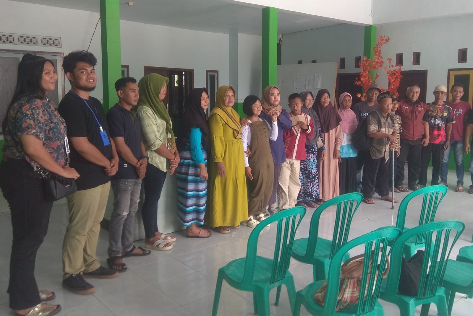 Pj.Kades Mrawan Kusmiati S.P M.M Melakukan Pelepasan Peserta Capacity Building PPKS Kerjasama DINSOS dan Yayasan HIM