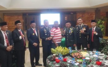 Sekelompok Petani Datangi Dandim 0824/Jember saat Bersama Forkopimda. Ingin Ucapkan Selamat Ulang Tahun Ke 79 TNI