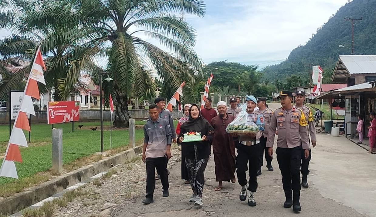 Peringati HUT TNI Ke-79, Kapolsek Simpang Jernih Beri Kejutan ke Koramil 10/SPJ