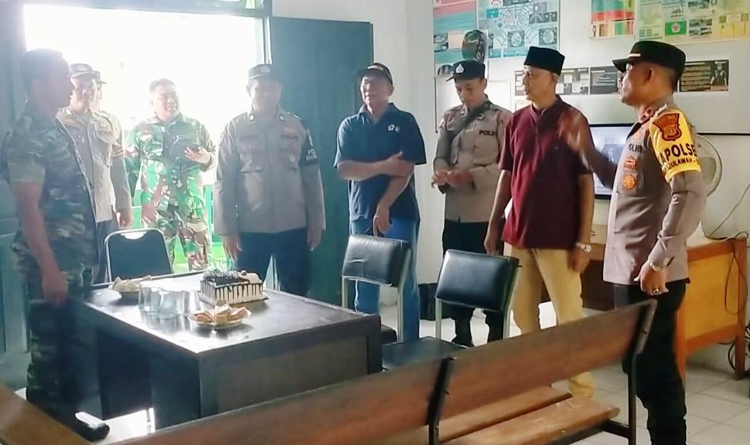 Datangi Koramil 13/PLKT, Kapolsek Peuerulak Timur Bersama Camat Berikan Ucapan Selamat HUT TNI Ke-79