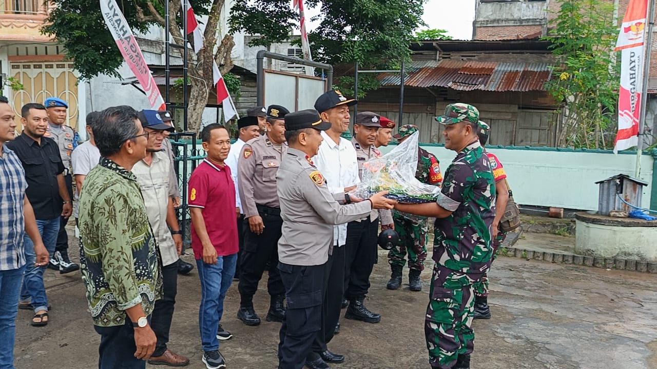 Di Hari HUT TNI Ke- 79, Koramil 09/SPU Terima Kejutan Kapolsek Simpang Ulim