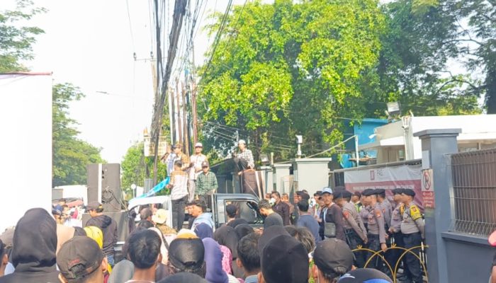 Ribuan Warga Pejuang Demo Blokir Pintu Masuk PT PAS