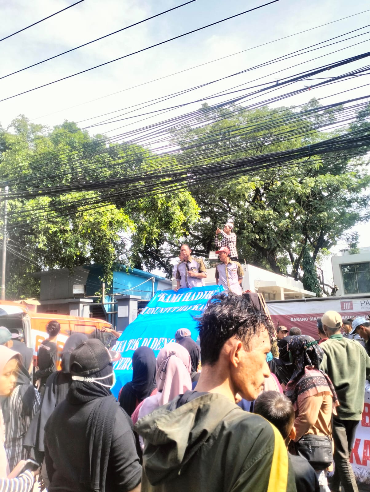 Ribuan Warga Pejuang Demo Blokir Pintu Masuk PT PAS