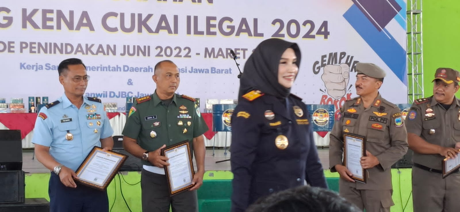 Satpol PP Garut Terima Penghargaan atas Penindakan Barang Ilegal Terbanyak di Jawa Barat