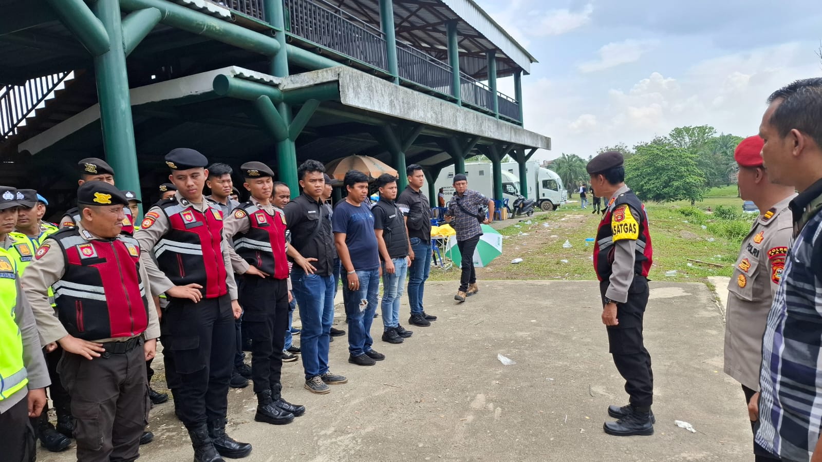 Polsek Talang Ubi Bersama Aparat Gabungan TNI dan Dishub Turun Tangan Dalam Pengamanan Kampanye Akbar Pasangan Calon Bupati dan Wakil Bupati Kabupaten PALI Nomor Urut 3