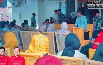 Ketua Mualem Center Aceh Ermiadi Abdurrahman Serahkan SK kepada Ratusan Relawan Mualem Dekfadh