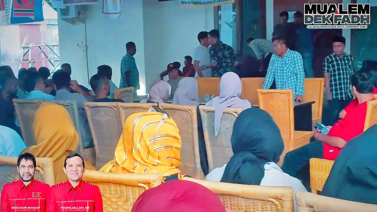 Ketua Mualem Center Aceh Ermiadi Abdurrahman Serahkan SK kepada Ratusan Relawan Mualem Dekfadh