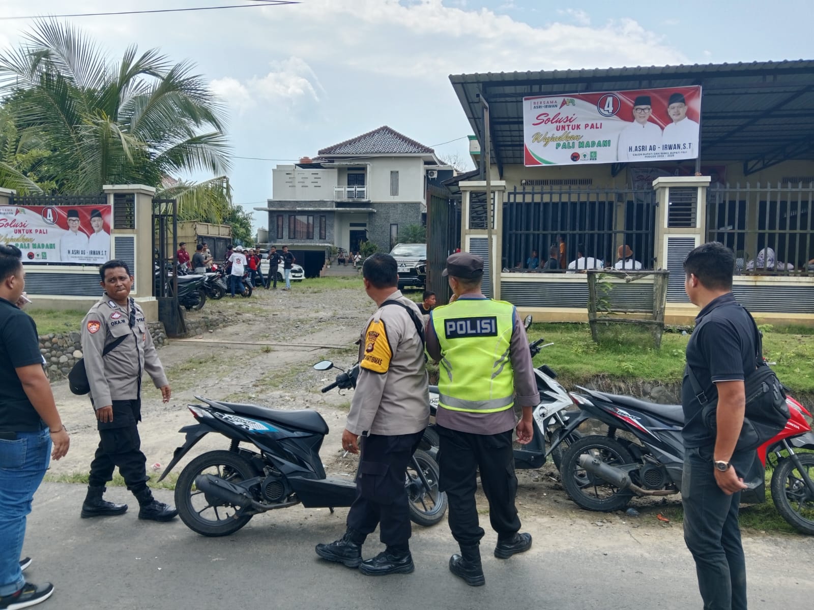 Polsek Penukal Abab Laksanakan Pengamanan dan Monitoring Dalam kegiatan Silaturahmi Sekaligus kampanye Tatap Muka dari Pasangan Calon Bupati dan Wakil Bupati Nomor Urut 4 Asri AG