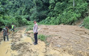 Polsek Serbajadi Bersama Prajurit TNI Pos Ramil Lokop Bersihkan Material Longsor